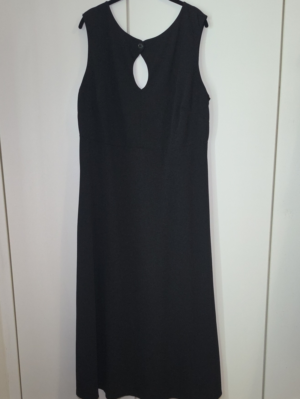 Classic Black Sleeveless Keyhole Midi Dress
